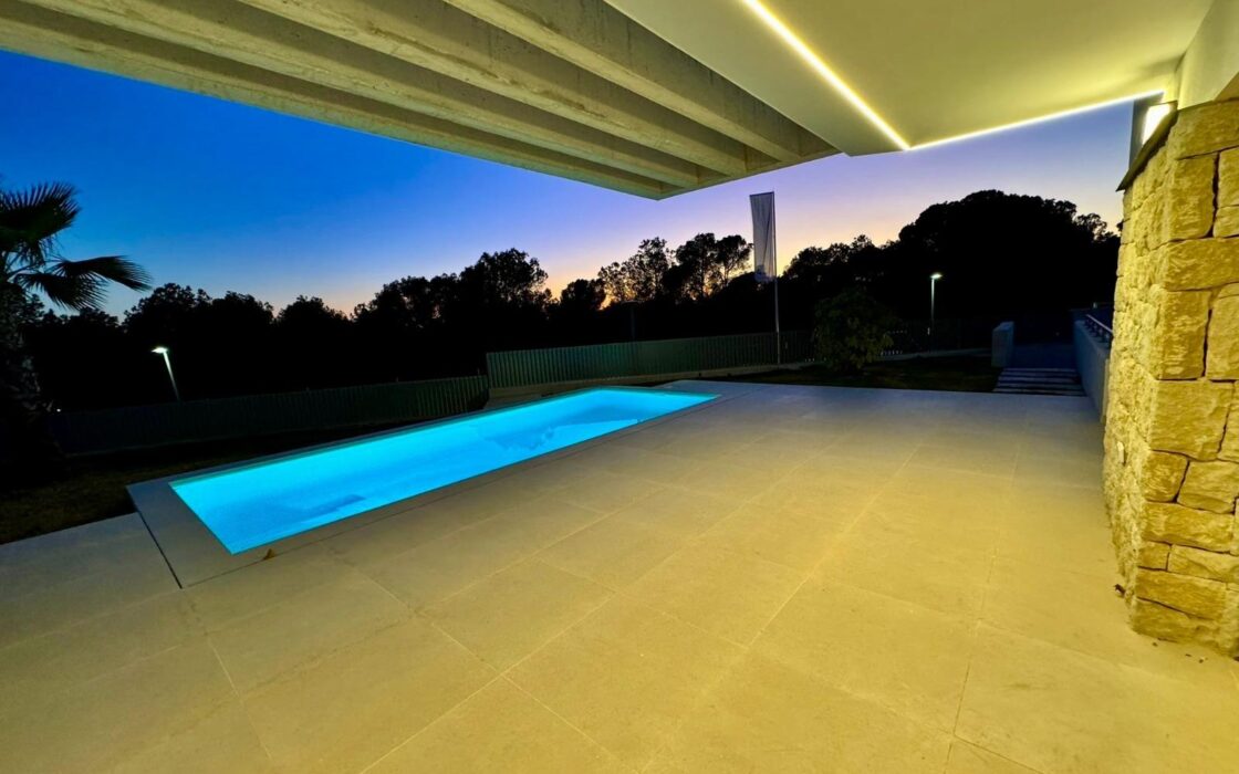 Вилла в Финестрате 3 спальни с террасой у моря