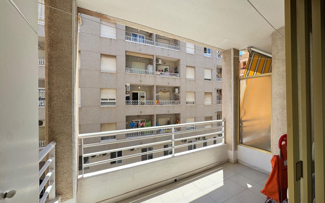 Просторные апартаменты 99 кв.м у пляжа в Коста Бланке