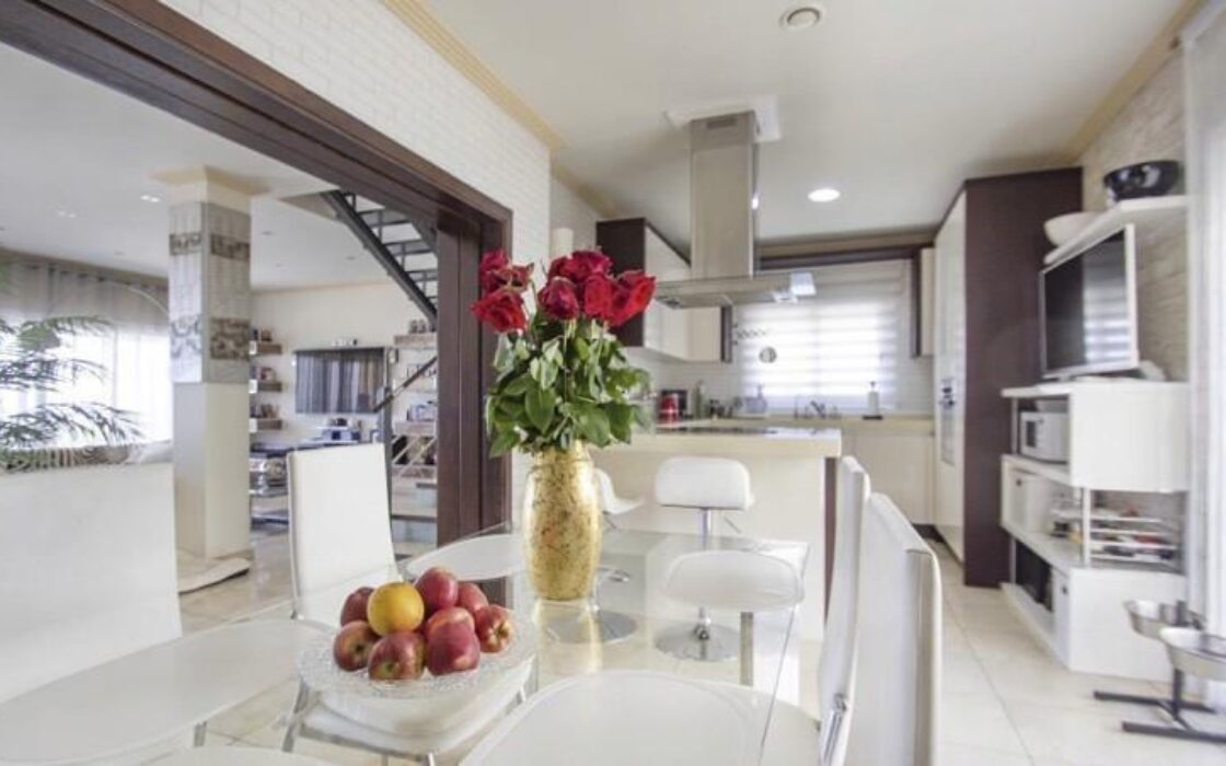 Вилла в Кальпе 400 кв.м з видом на море та басейном