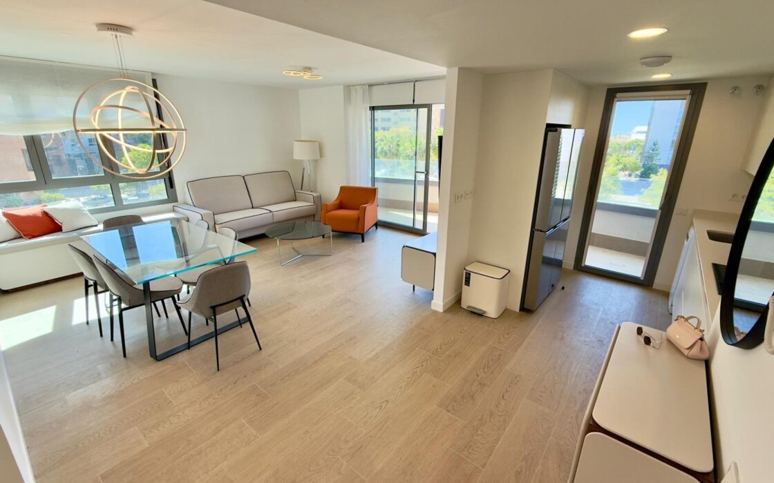 Простора квартира в Alicante з терасою та 3 спальнями