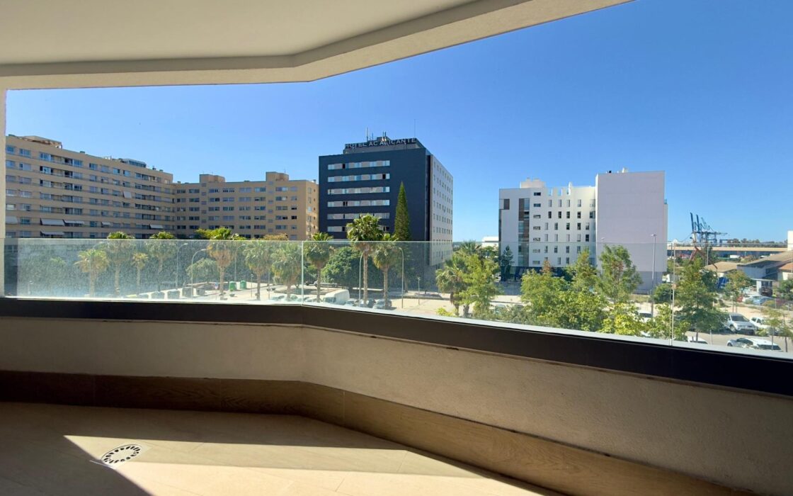 Простора квартира в Alicante з терасою та 3 спальнями