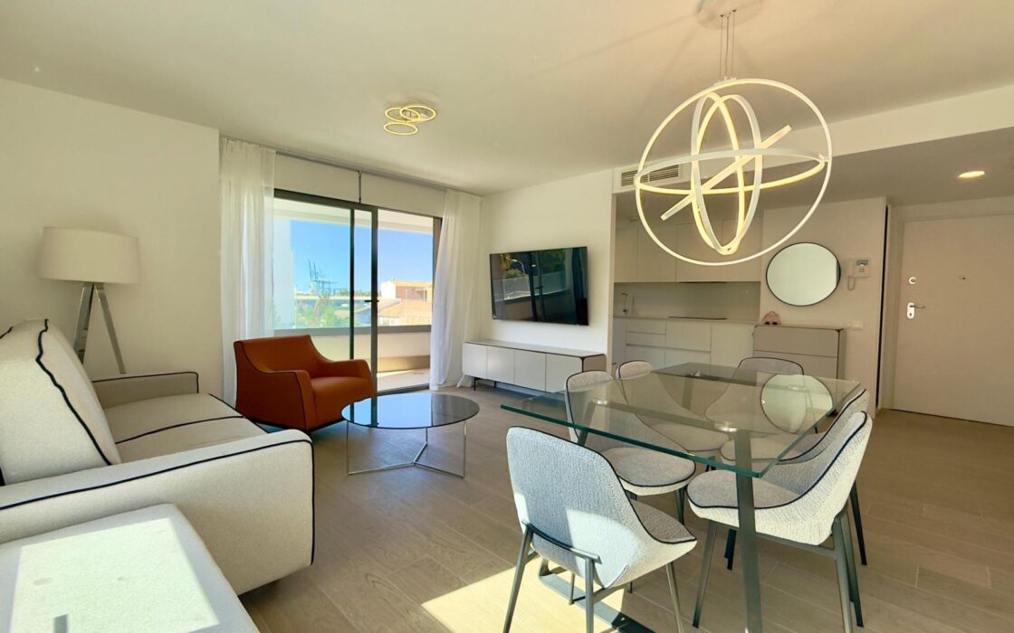 Простора квартира в Alicante з терасою та 3 спальнями