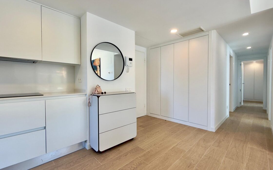 Простора квартира в Alicante з терасою та 3 спальнями