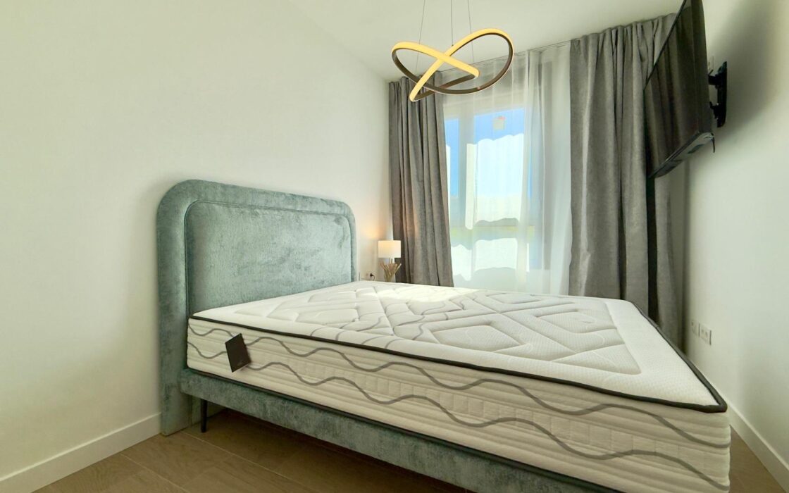 Простора квартира в Alicante з терасою та 3 спальнями