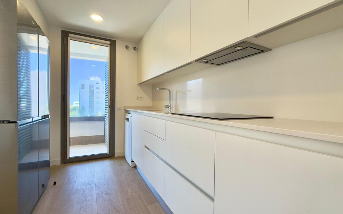 Простора квартира в Alicante з терасою та 3 спальнями