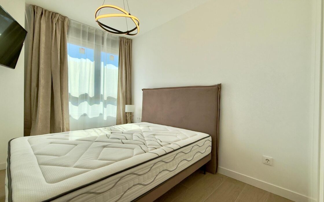 Простора квартира в Alicante з терасою та 3 спальнями