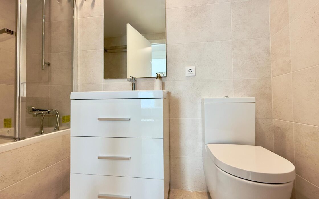 Простора квартира в Alicante з терасою та 3 спальнями