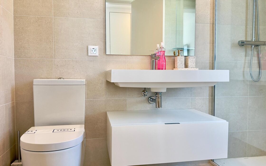 Простора квартира в Alicante з терасою та 3 спальнями