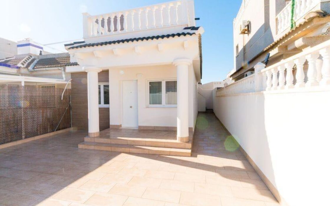 Дом в Торревьехе 103 кв.м с 4 комнатами и террасой