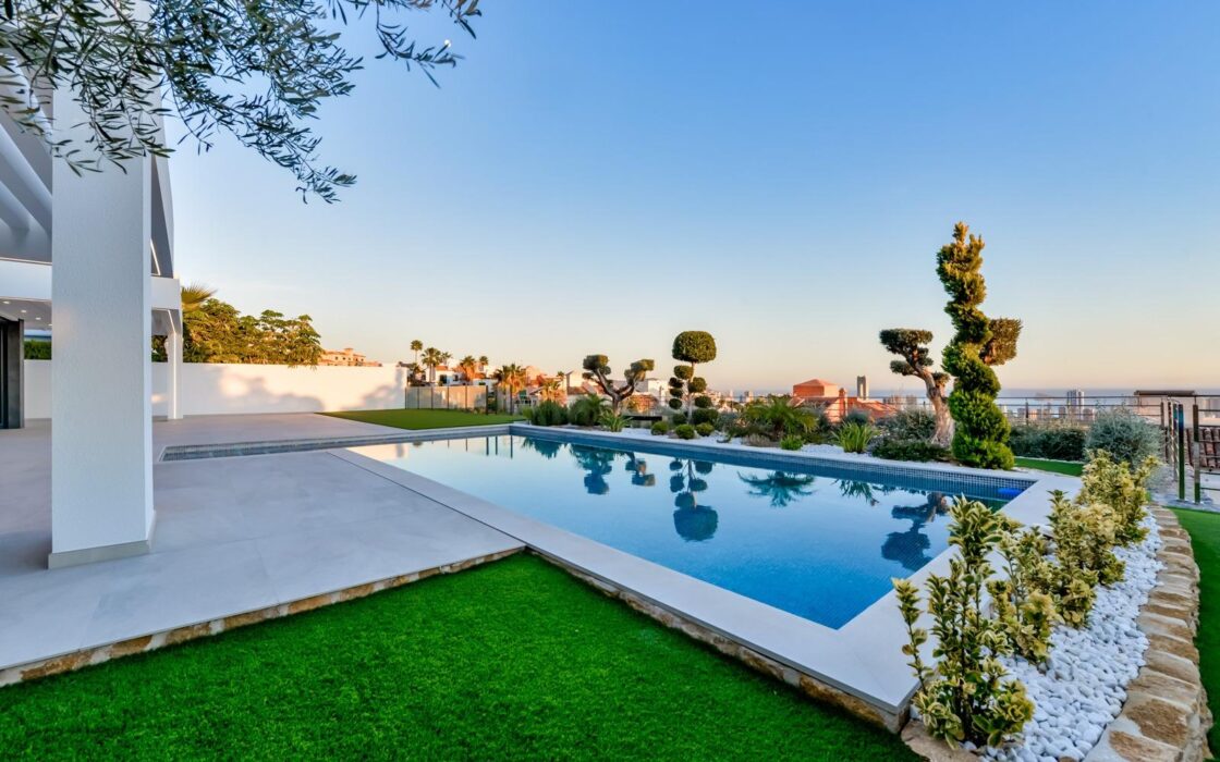 Вілла в Фінестраті 998 кв.м з басейном та видом на море