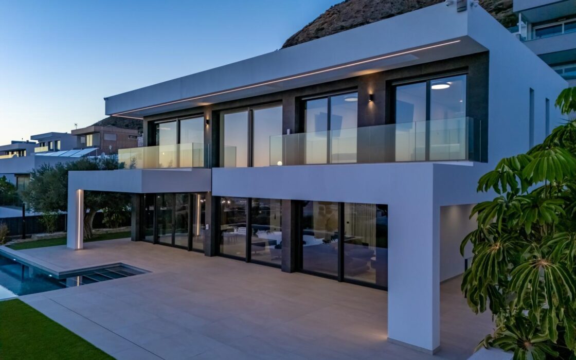 Вілла в Фінестраті 998 кв.м з басейном та видом на море