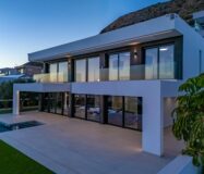 Вілла в Фінестраті 998 кв.м з басейном та видом на море