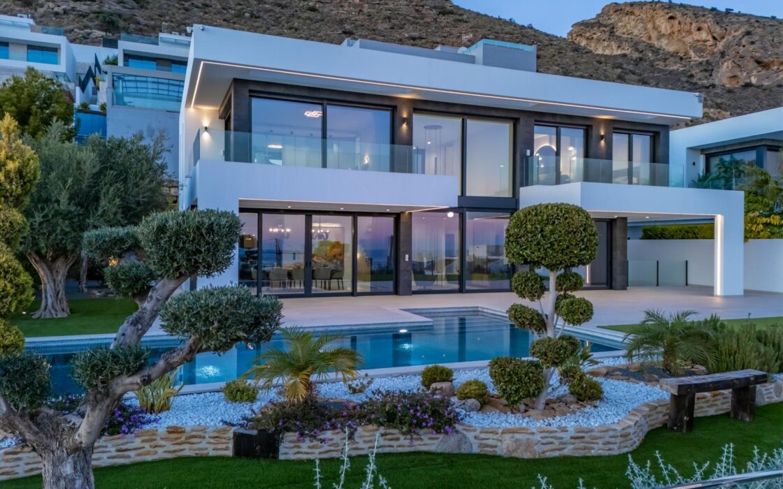 Вілла в Фінестраті 998 кв.м з басейном та видом на море