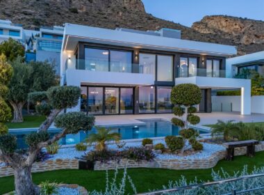 Вілла в Фінестраті 998 кв.м з басейном та видом на море