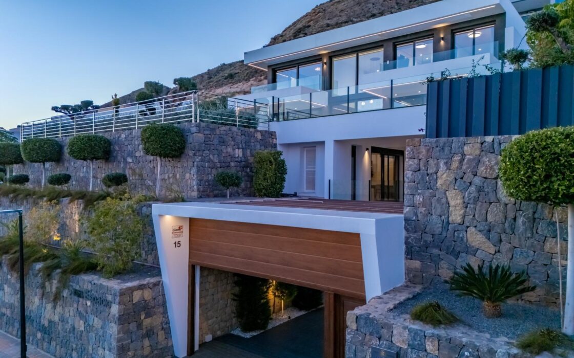 Вілла в Фінестраті 998 кв.м з басейном та видом на море