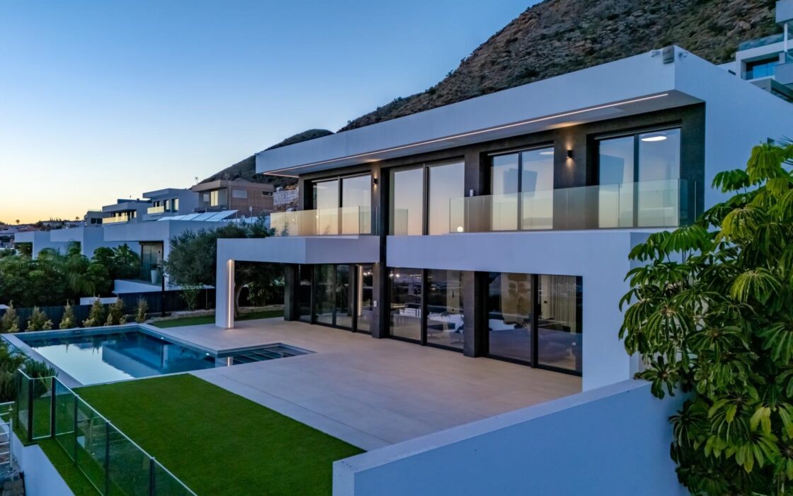 Вілла в Фінестраті 998 кв.м з басейном та видом на море