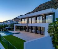 Вілла в Фінестраті 998 кв.м з басейном та видом на море