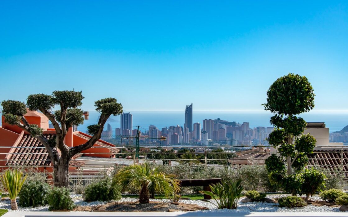 Вілла в Фінестраті 998 кв.м з басейном та видом на море