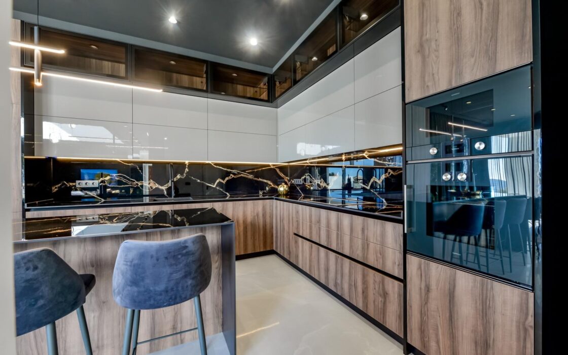 Вілла в Фінестраті 998 кв.м з басейном та видом на море