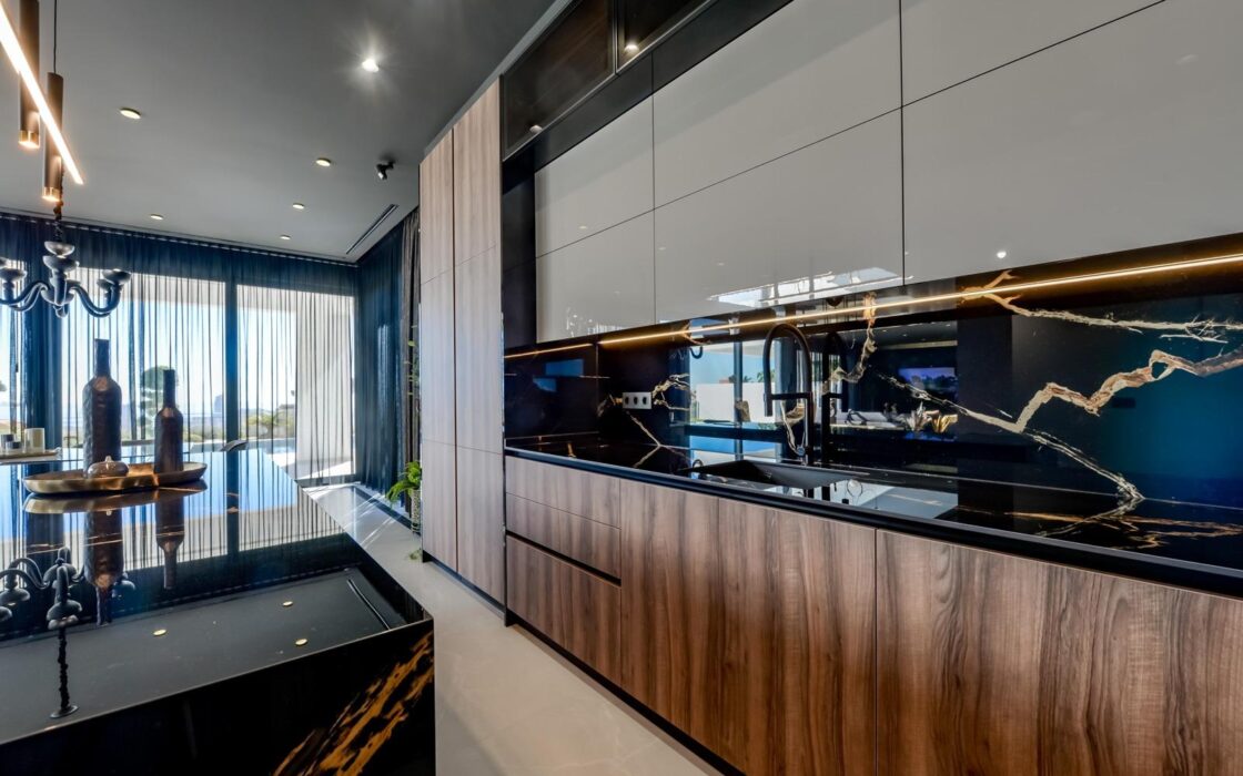 Вілла в Фінестраті 998 кв.м з басейном та видом на море