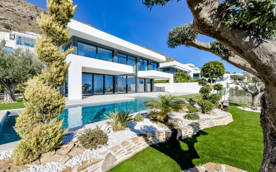 Вілла в Фінестраті 998 кв.м з басейном та видом на море