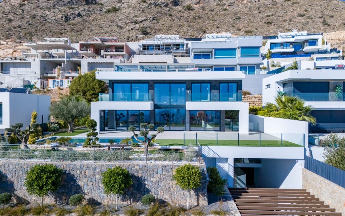 Вілла в Фінестраті 998 кв.м з басейном та видом на море