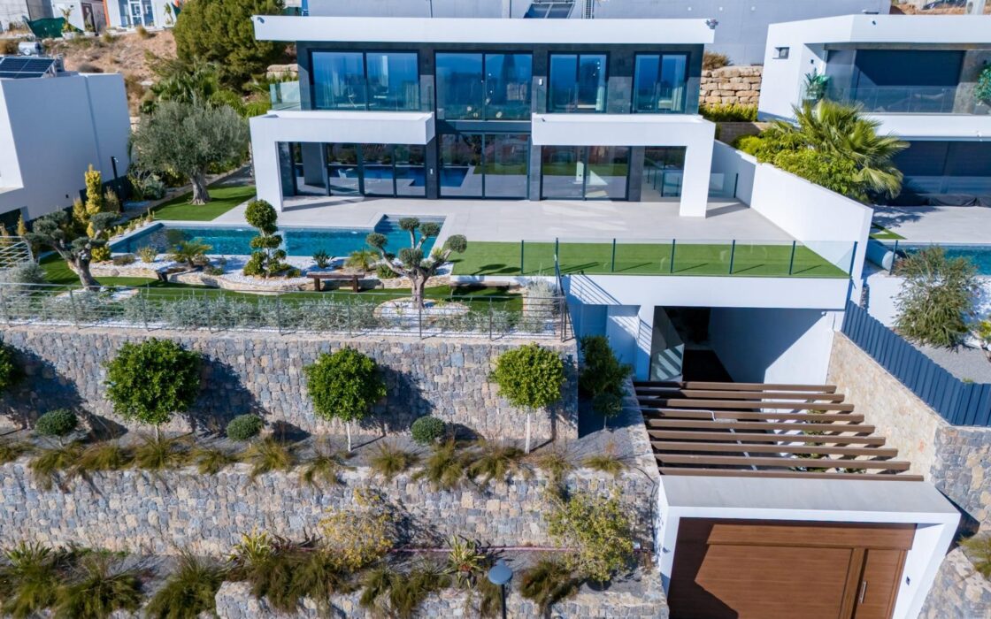 Вілла в Фінестраті 998 кв.м з басейном та видом на море