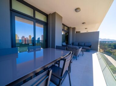 Простора квартира з 2 спальнями в Бенідормі з терасою