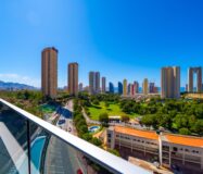 Простора квартира з 2 спальнями в Бенідормі з терасою