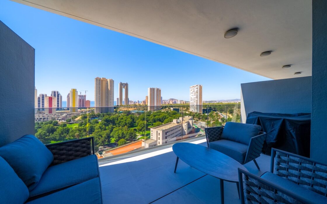 Простора квартира з 2 спальнями в Бенідормі з терасою