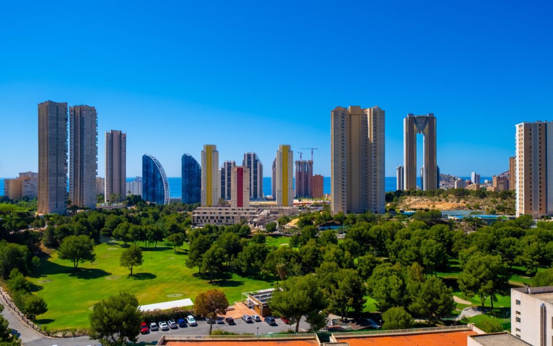 Простора квартира з 2 спальнями в Бенідормі з терасою