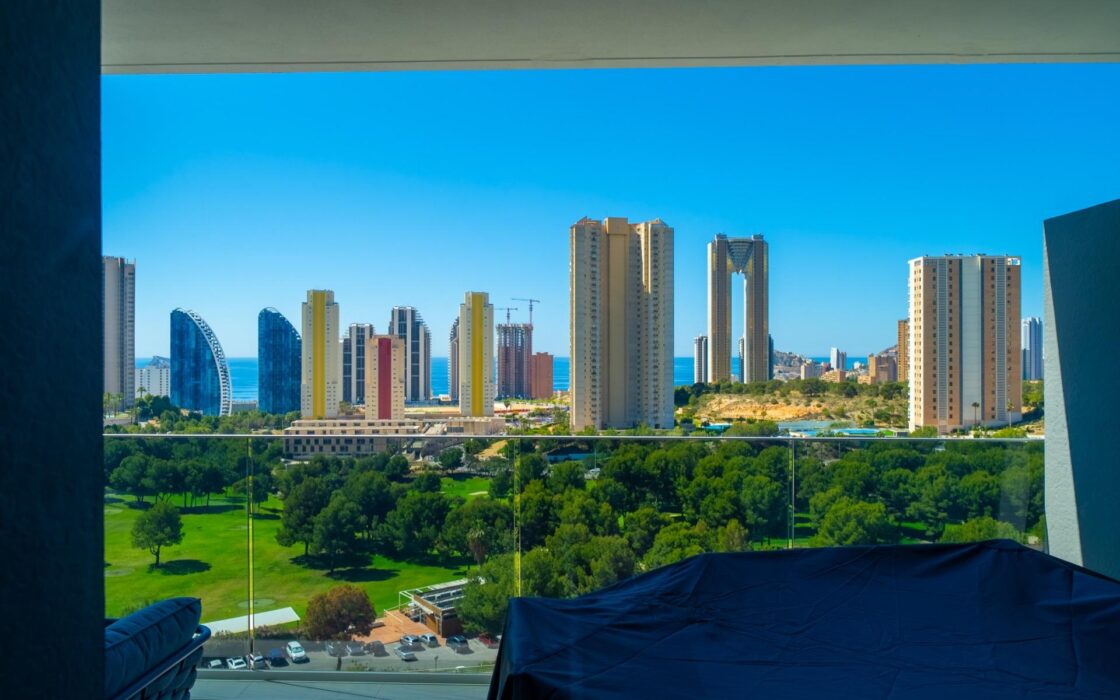 Простора квартира з 2 спальнями в Бенідормі з терасою