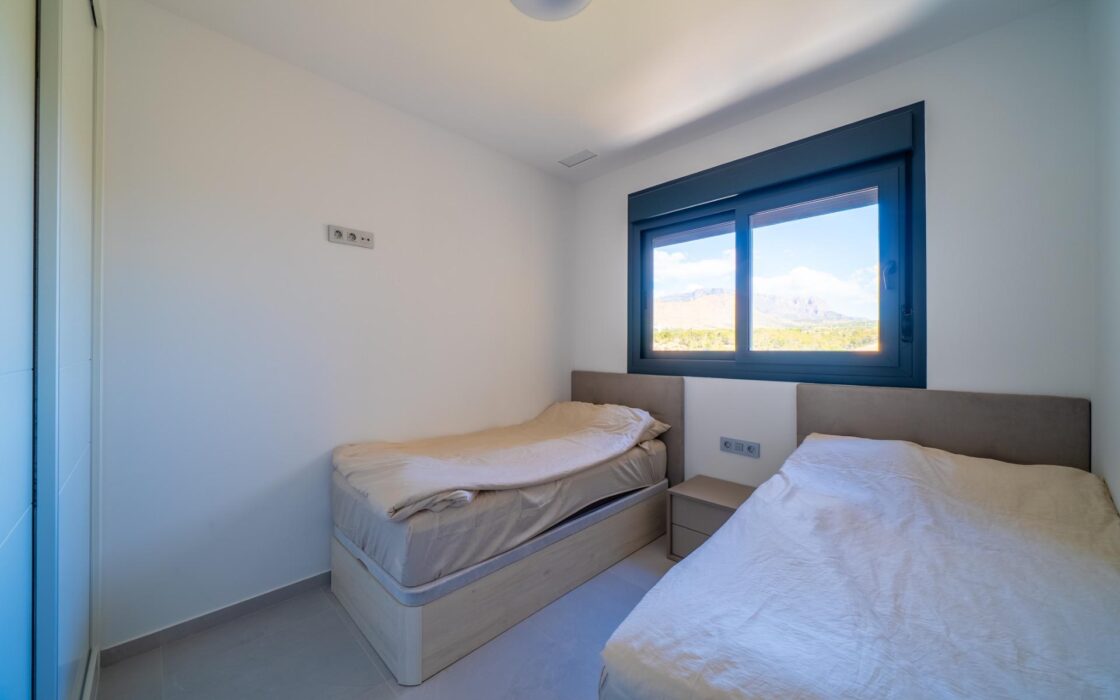 Простора квартира з 2 спальнями в Бенідормі з терасою