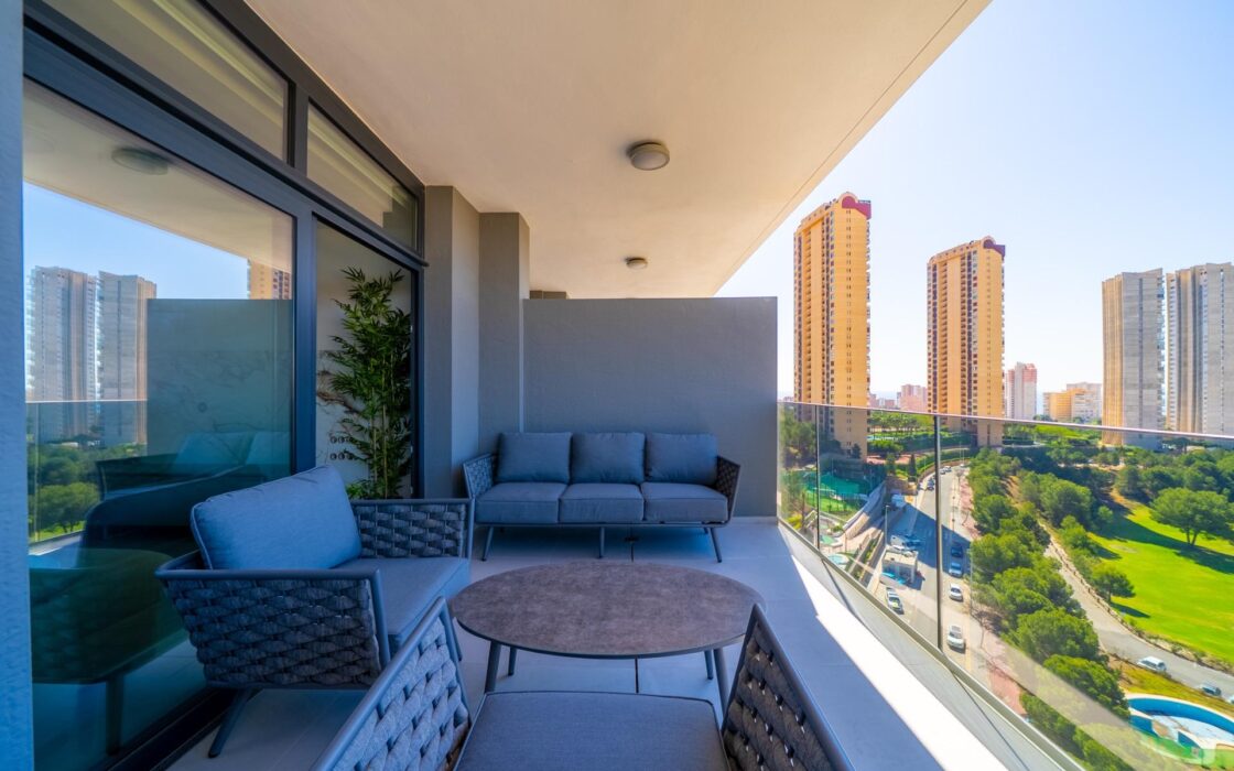 Простора квартира з 2 спальнями в Бенідормі з терасою