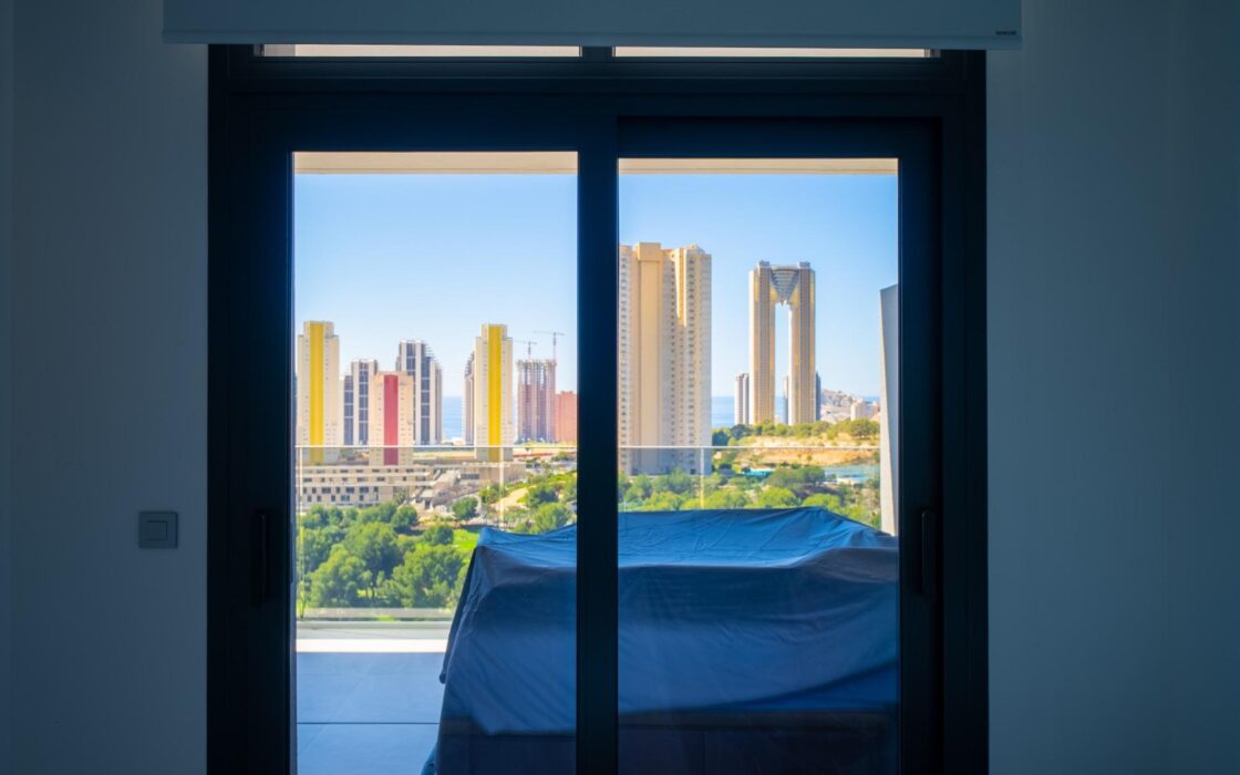 Простора квартира з 2 спальнями в Бенідормі з терасою