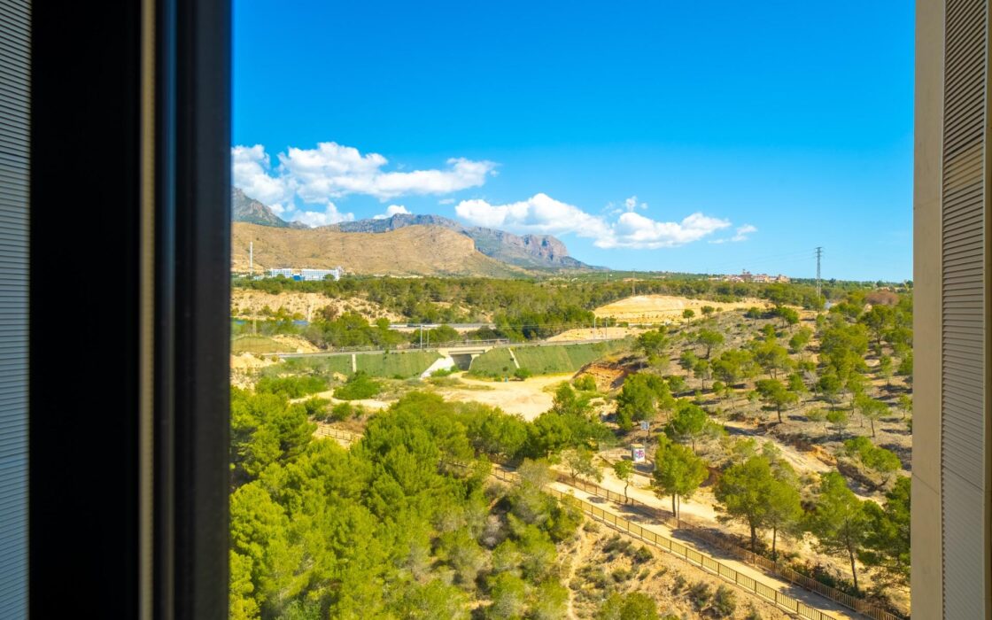 Простора квартира з 2 спальнями в Бенідормі з терасою