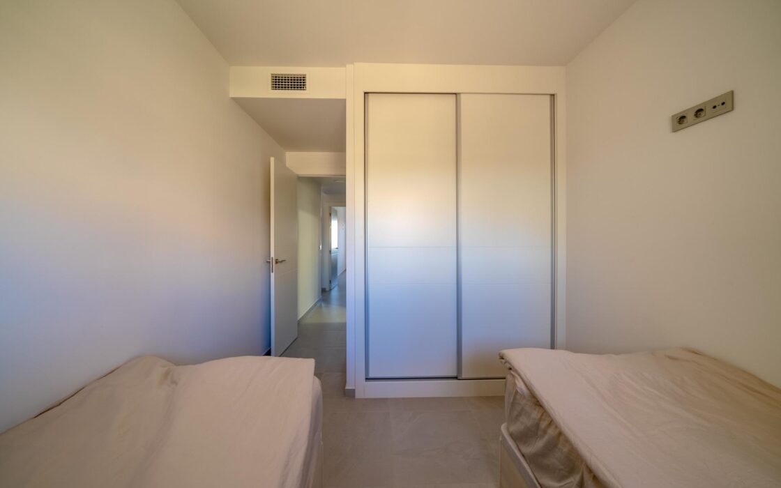 Простора квартира з 2 спальнями в Бенідормі з терасою