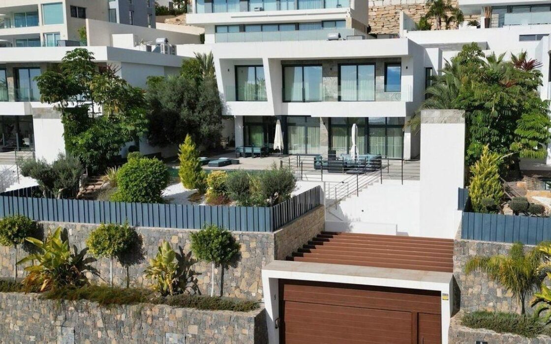 Елегантна вілла з басейном у Сьерра-Кортина 389 кв.м