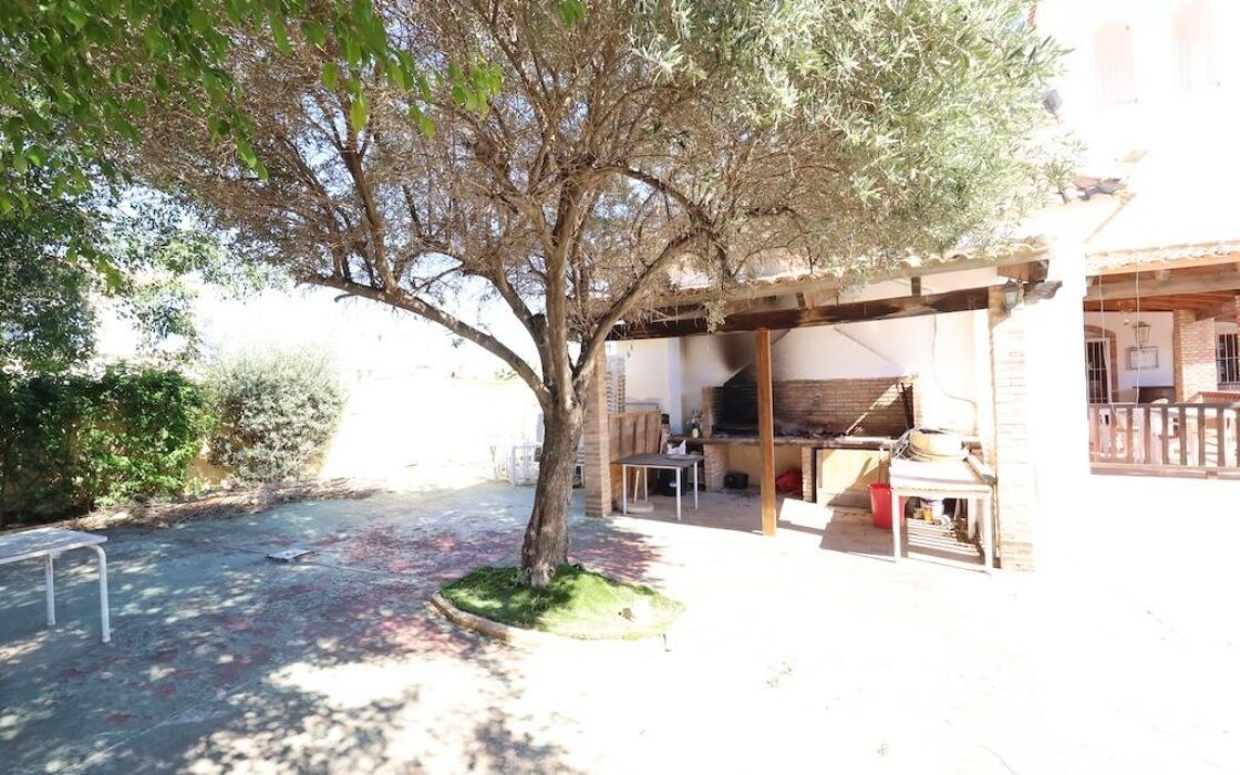 Дом в Ориуэла Коста 335 кв.м с террасой рядом с морем