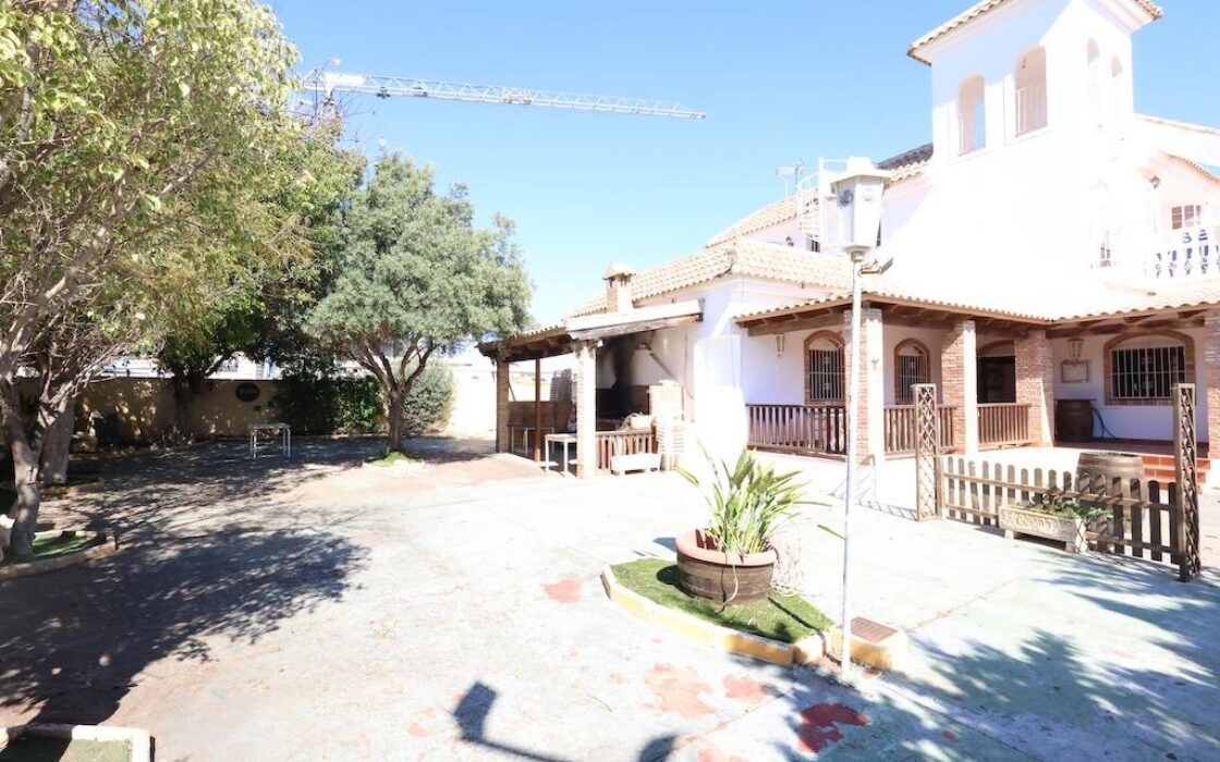 Дом в Ориуэла Коста 335 кв.м с террасой рядом с морем