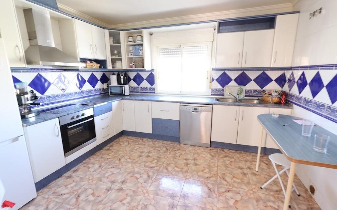 Дом в Ориуэла Коста 335 кв.м с террасой рядом с морем