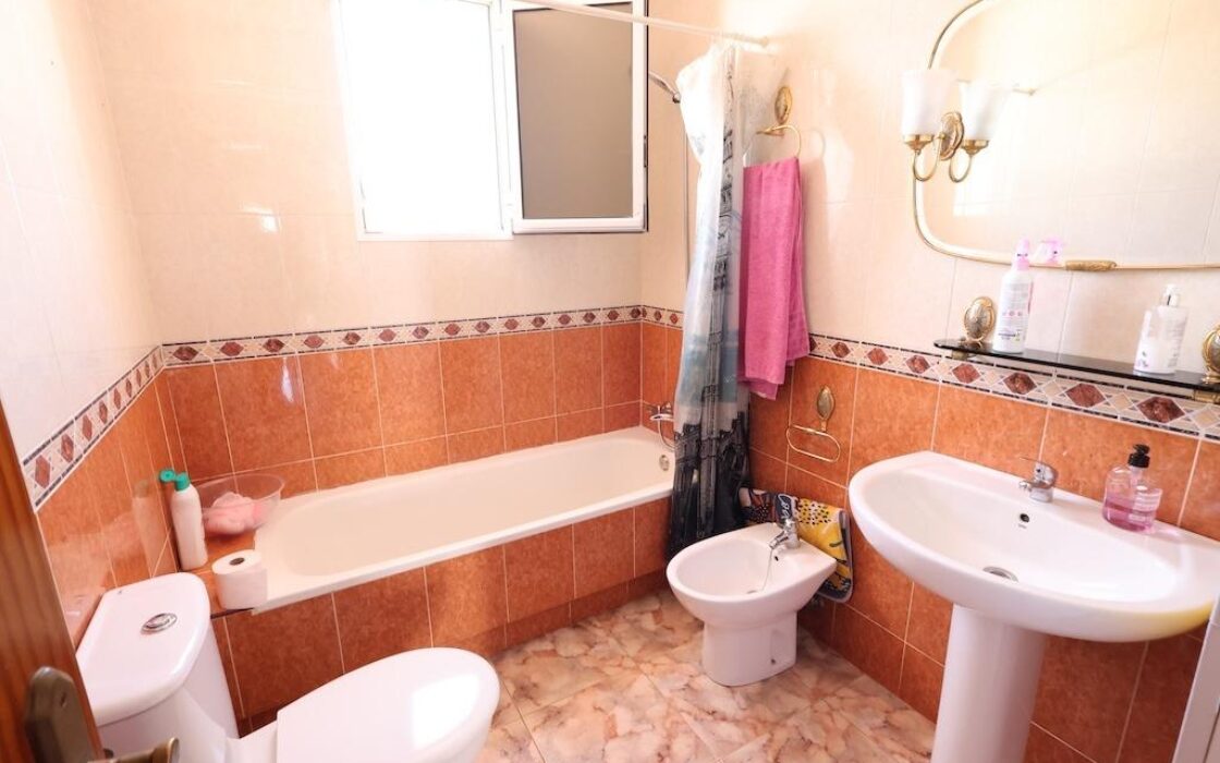 Дом в Ориуэла Коста 335 кв.м с террасой рядом с морем