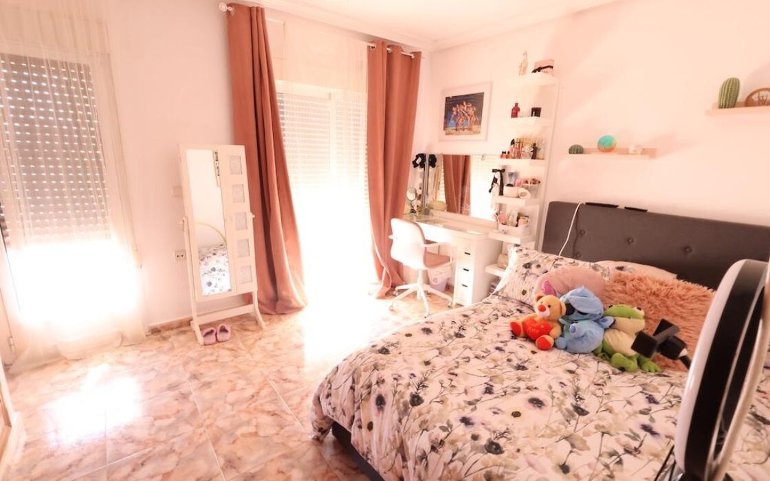 Дом в Ориуэла Коста 335 кв.м с террасой рядом с морем