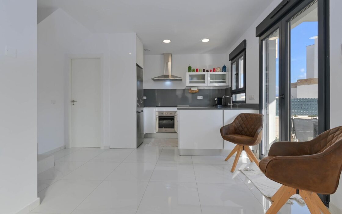 Современное шале в Полопе с террасой и видом на природу