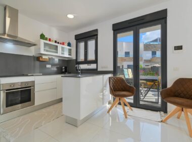 Современное шале в Полопе с террасой и видом на природу