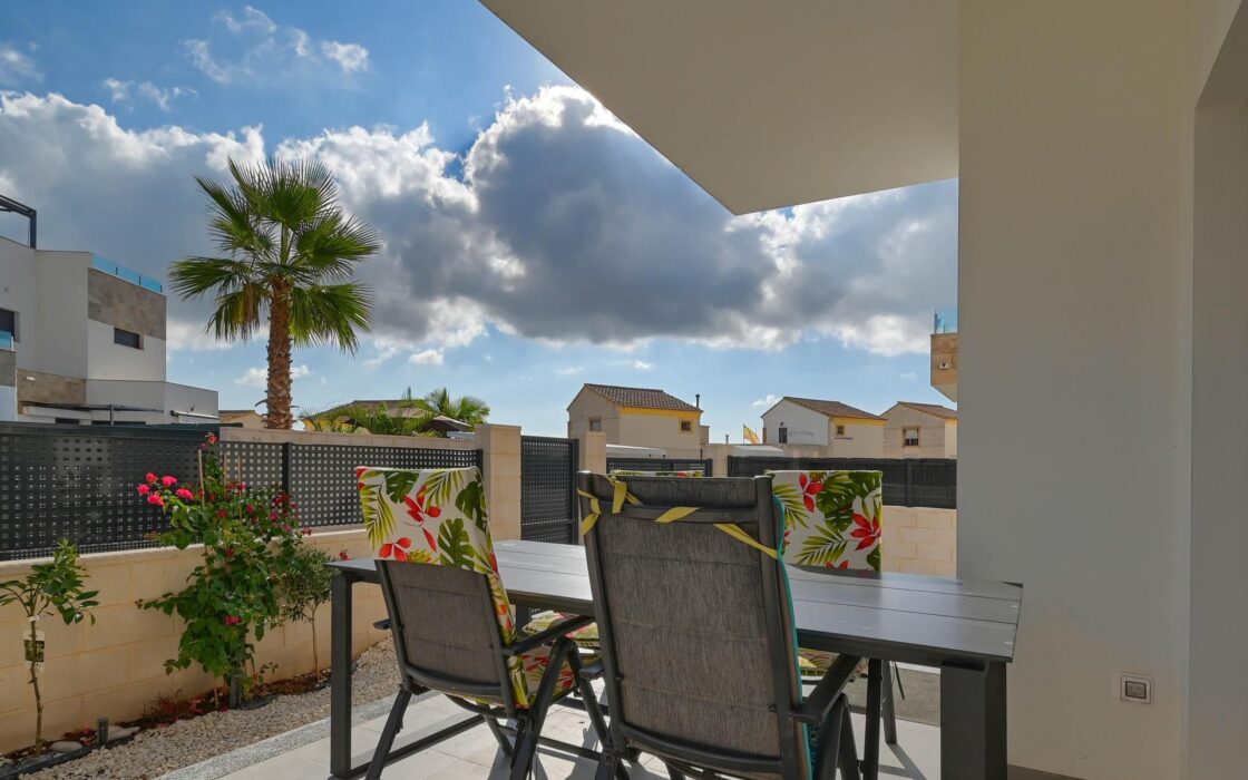 Современное шале в Полопе с террасой и видом на природу