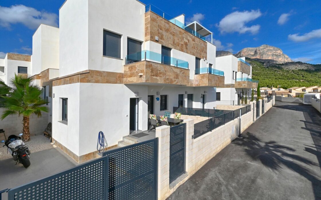 Современное шале в Полопе с террасой и видом на природу