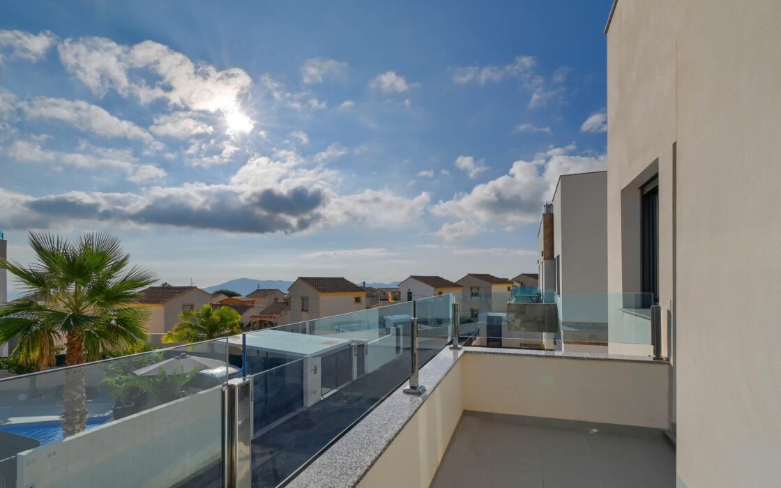 Современное шале в Полопе с террасой и видом на природу