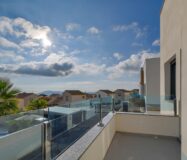 Современное шале в Полопе с террасой и видом на природу