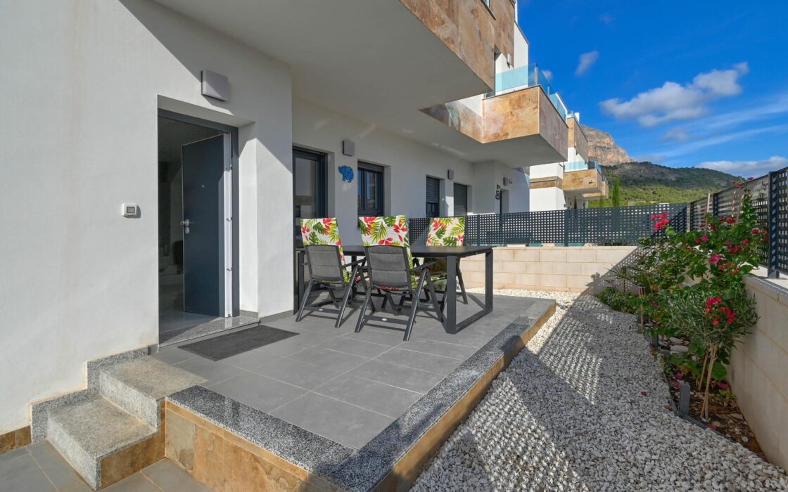 Современное шале в Полопе с террасой и видом на природу